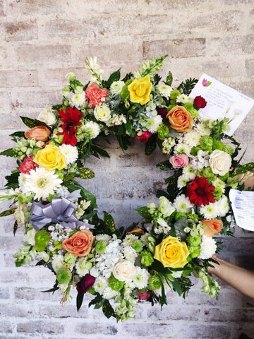 Corona fúnebre con flores naturales: amarillas, blancas, rojas