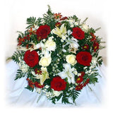 Hermosa corona para difunto con rosas rojas, blancas y follaje verde.