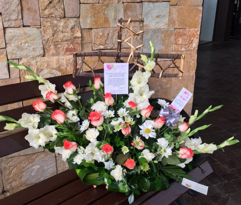 Cruz de condolencias con 18 rosas con toques en punta de varsovia dragón o gladiola.