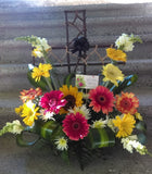 Linda cruz hecha con flores gerberas.