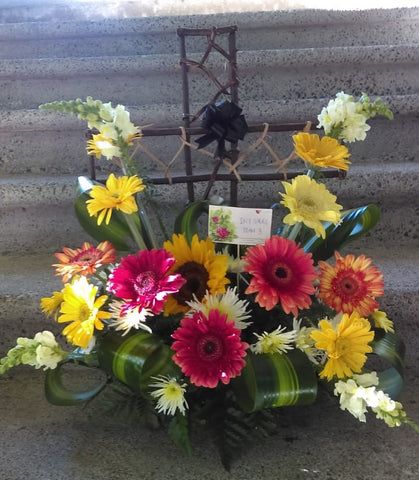 Linda cruz hecha con flores gerberas.