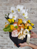Corazón de Rosas y Orquídeas