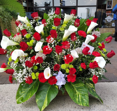 Canasta Premium de Rosas y Cartuchos