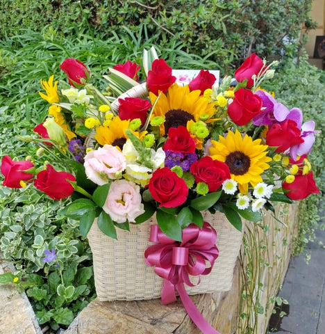 Cumpleañera en rosas y girasoles