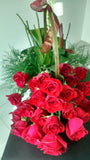 Violetera de rosas rojas