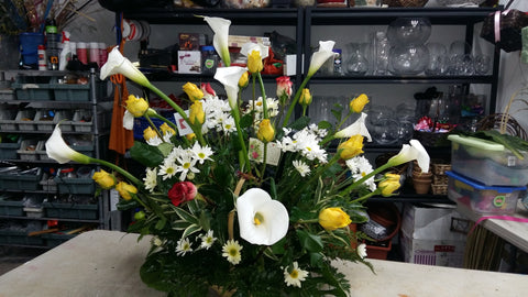 Canasta de Pésame con rosas y cartuchos