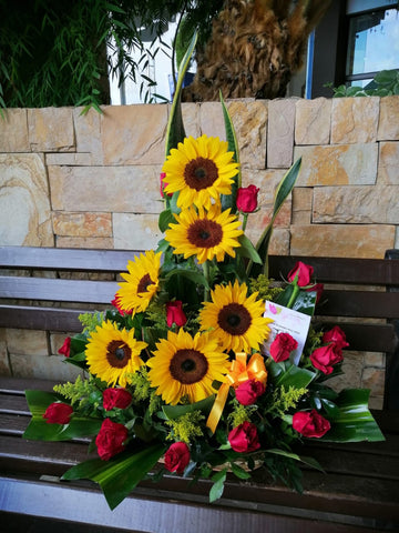 Girasoles entre rosas