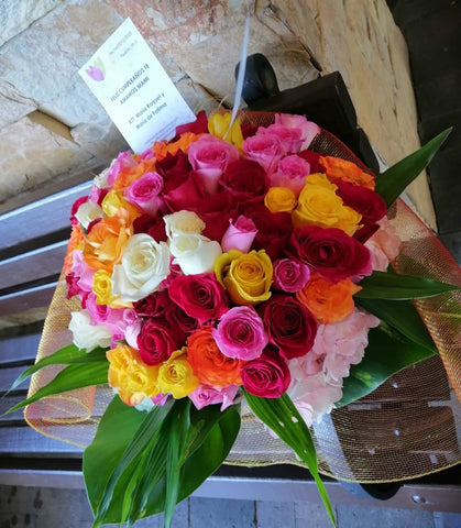 Ramo de 100 rosas de colores con hortensia