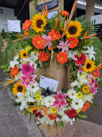 Corona Fúnebre con Lirios, girasoles y gerberas.