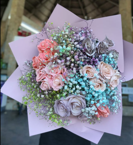 Ramo de rosas y baby breath