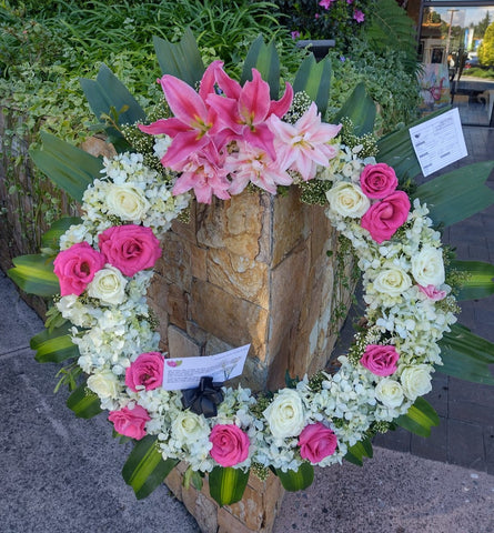 Corona fúnebre para mujer, con flores blancas y rosadas