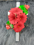 Preciosa cruz de madera con flores artificiales rojas y hojas verdes