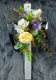 Preciosa cruz de madera con flores artificiales amarillas, blancas, lilas y hojas verdes