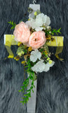 Preciosa cruz de madera con flores artificiales blancas, rosadas y hojas verdes