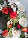 Corona fúnebre con rosas y lirios naturales