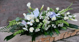 Palmatoria, arreglo fúnebre hecha con flores dragones, hortensias, rosas y lirios.