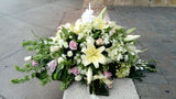 Palmatoria, arreglo fúnebre, con flores naturales: dragones, hortensias, rosas y lirios.