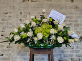 Linda palmatoria hecha con 30 rosas blancas y follajes verdes