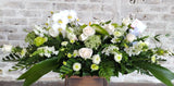 Palmatoria de condolencias hecha con flores naturales: dragones, hortensias, rosas y lirios.