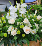 Palmatoria grande hecha con flores blancas y follajes verdes