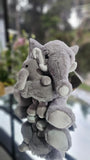 Elefante con hijo de peluche
