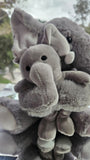 Elefante con hijo de peluche