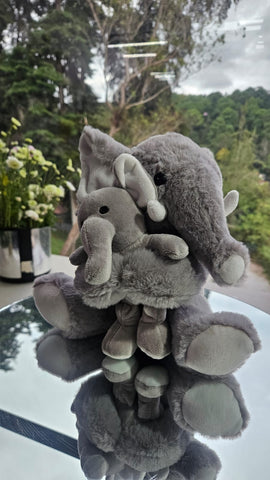 Elefante con hijo de peluche