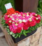 Corazón Premium con rosas tricolor y chocolates Ferrero