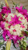 Ramon Buchon con Lirios Rosado y Fucsia.