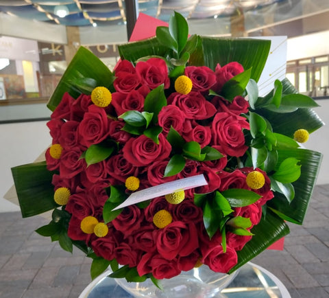 Florero de 36 rosas tonos alegres y follajes con papel coreano