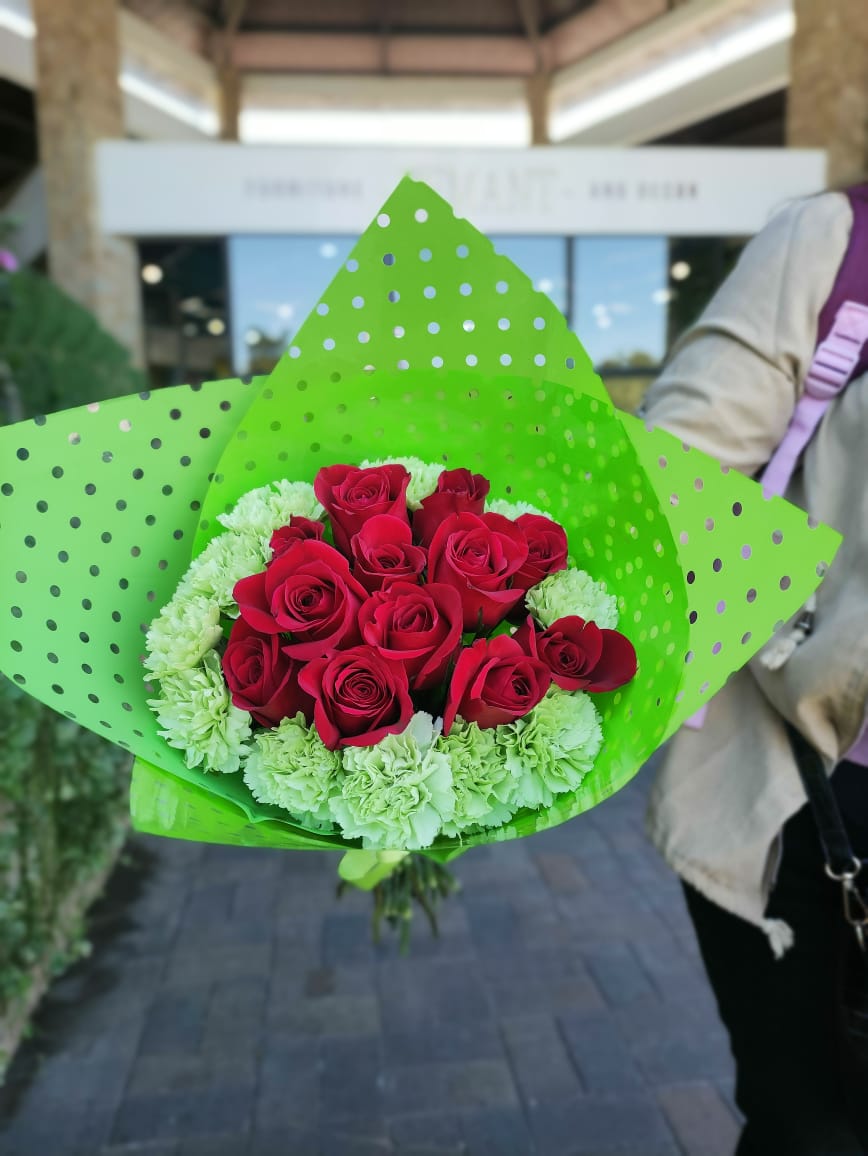 Ramo de Rosas Rojas en Verde – Arreglos Florales Guatemala
